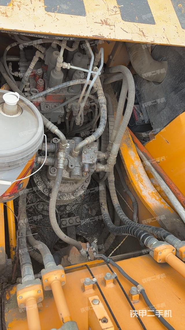 回转马达和主控阀（整机外观）