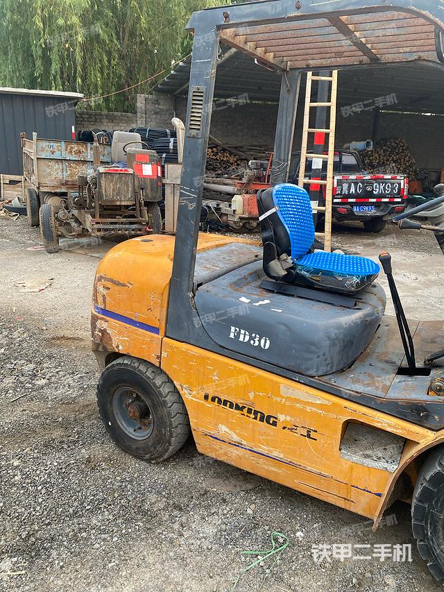 整机右侧（设备外观及核心部件）