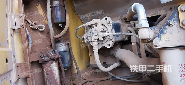 液压泵舱室正面整体（整机外观）