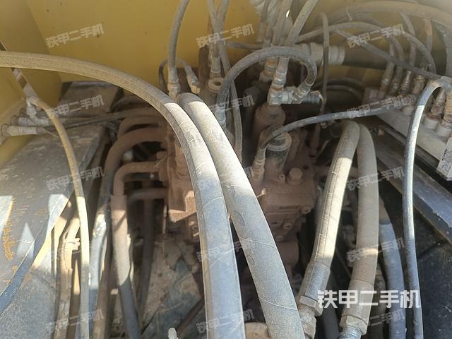 回转马达和主控阀（整机外观）