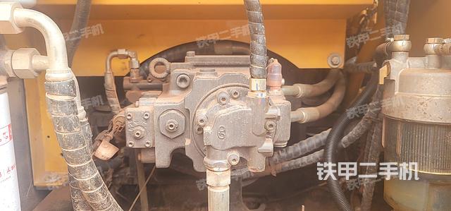 液压泵舱室正面整体（整机外观）