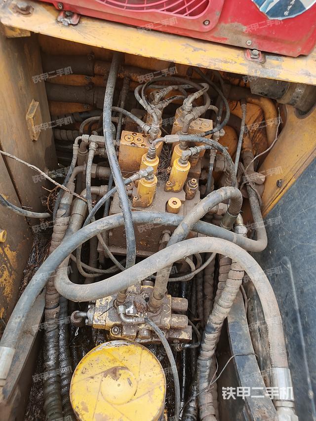 回转马达和主控阀（整机外观）