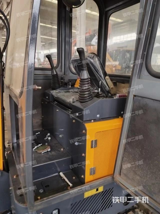 回转马达和主控阀（整机外观）