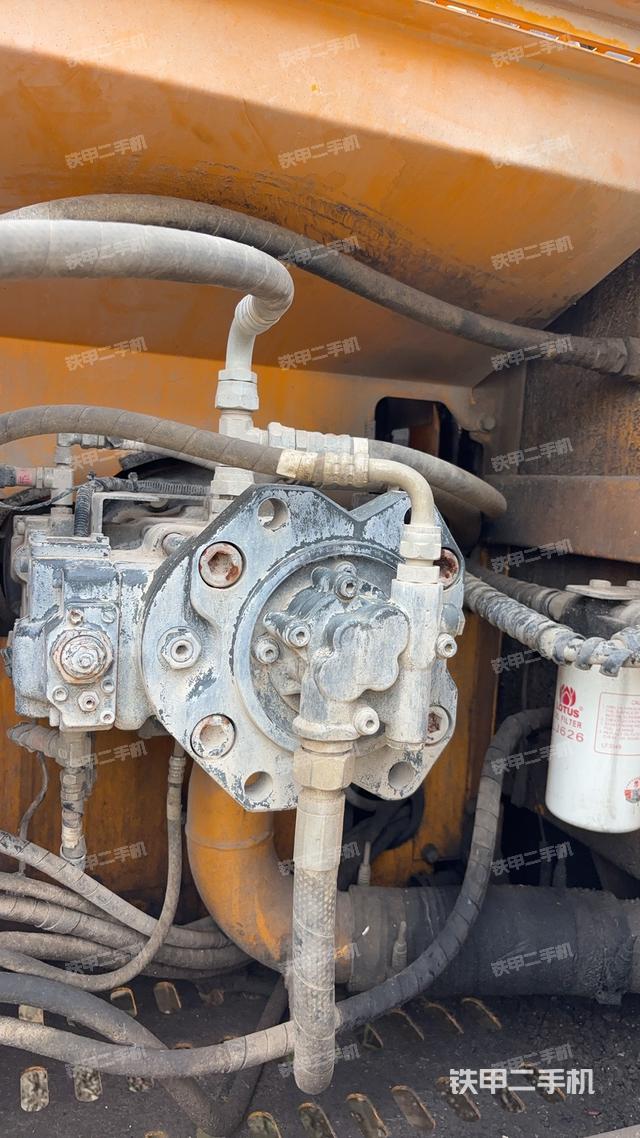 液压泵舱室正面整体（整机外观）