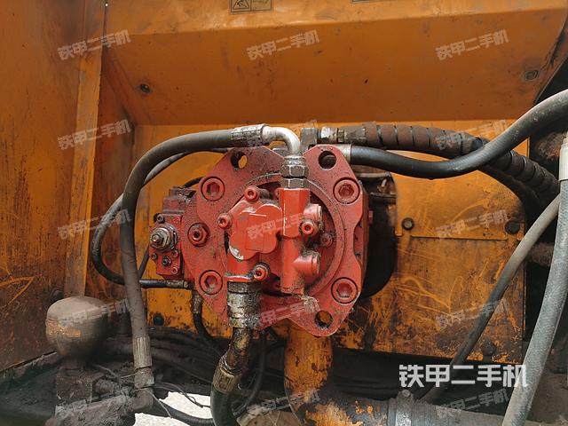 液压泵舱室正面整体（整机外观）