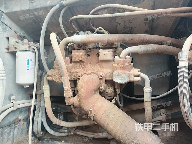 液压泵舱室正面整体（整机外观）