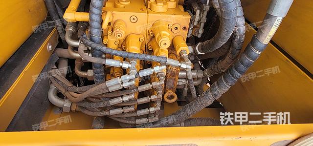 回转马达和主控阀（整机外观）