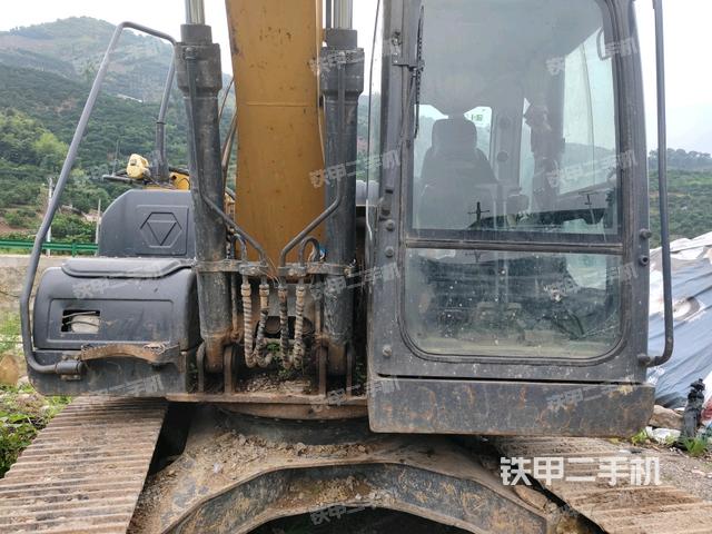 大臂油缸整体 竖拍（工作和回转装置）