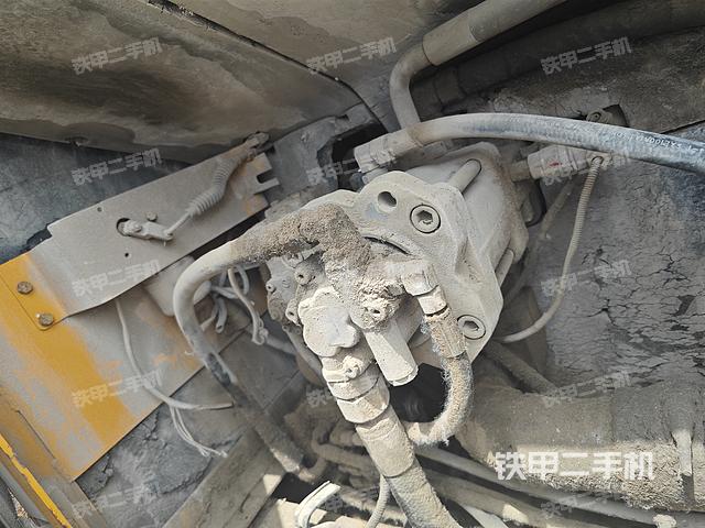 液压泵舱室正面整体（整机外观）