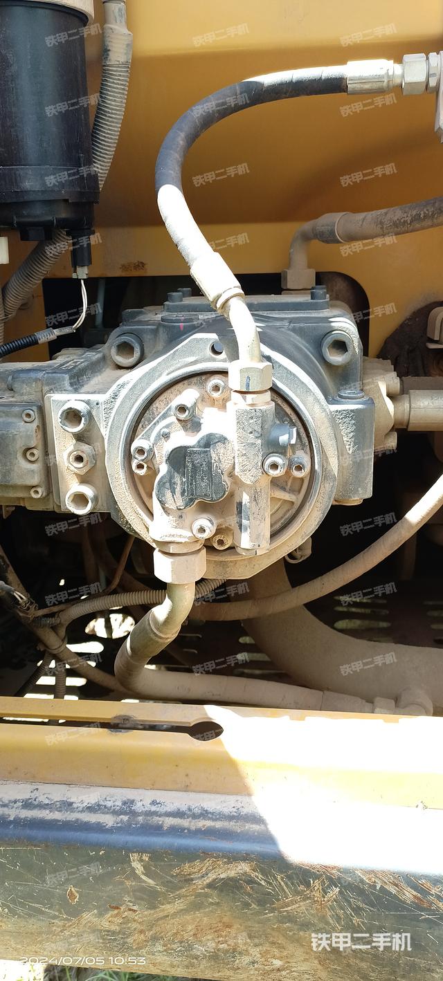 液压泵舱室正面整体（整机外观）