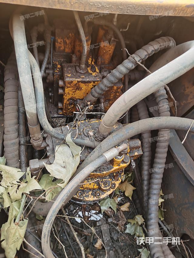 回转马达和主控阀（整机外观）