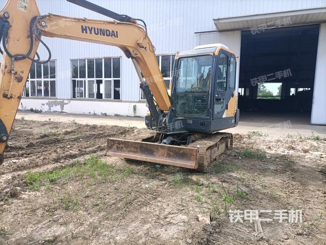 現(xiàn)代R 60VS挖掘機(jī)