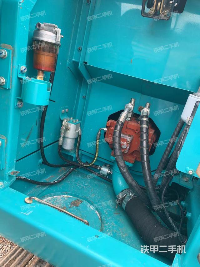 液压泵舱室正面整体（整机外观）