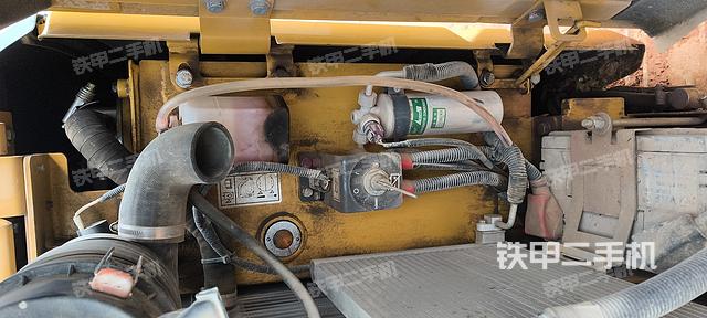 液压泵舱室正面整体（整机外观）