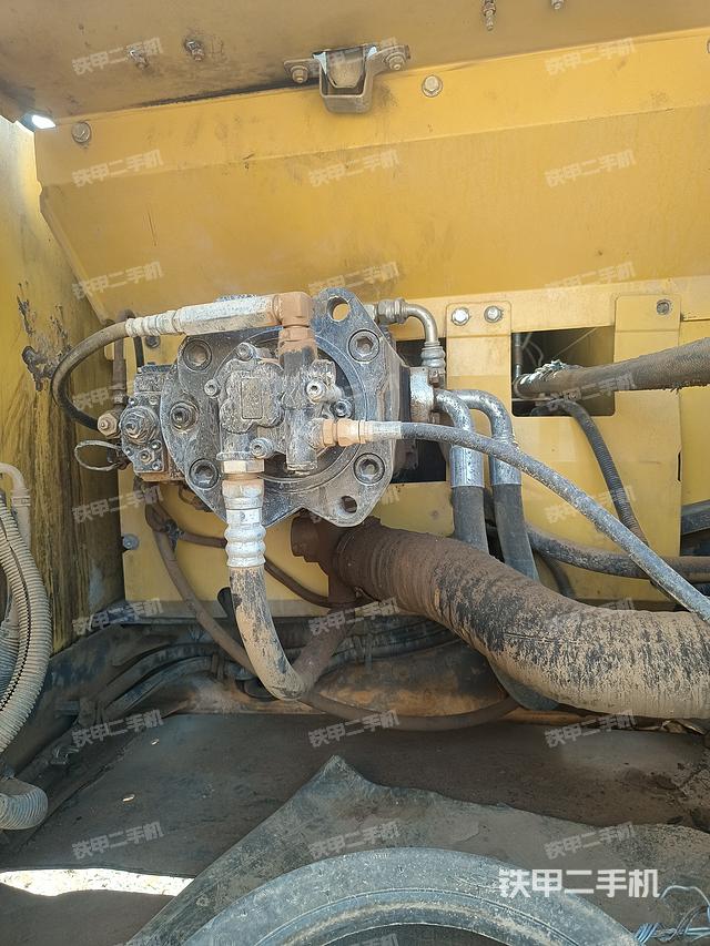 液压泵舱室正面整体（整机外观）