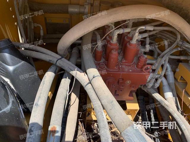 回转马达和主控阀（整机外观）