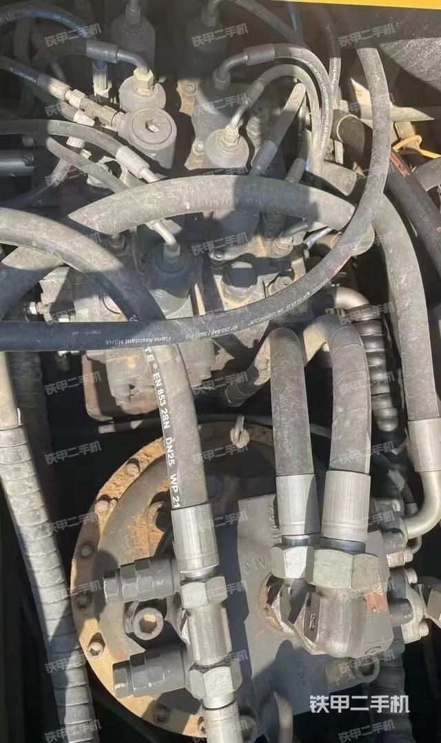 回转马达和主控阀（整机外观）