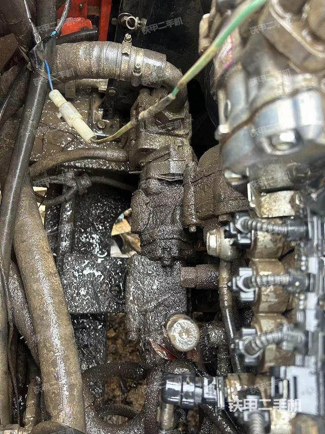 液压泵舱室正面整体（整机外观）