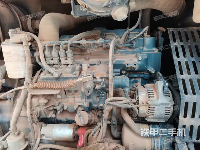 液压泵舱室正面整体（整机外观）