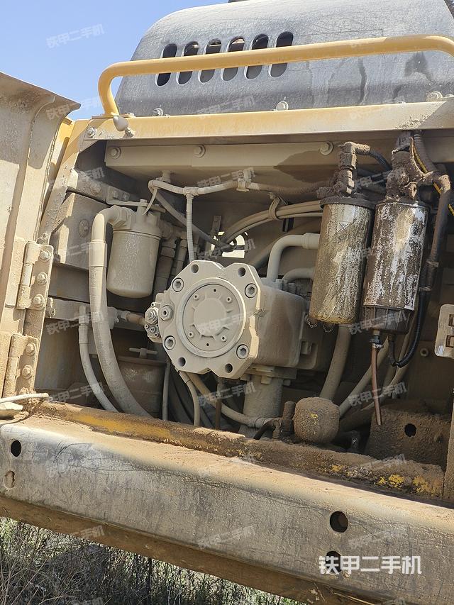 液压泵舱室正面整体（整机外观）