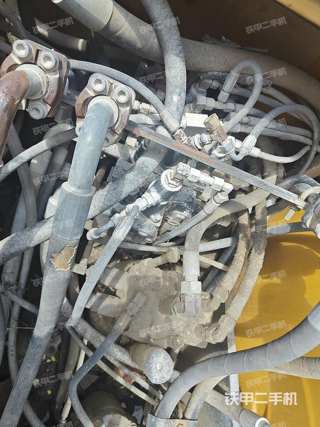 回转马达和主控阀（整机外观）