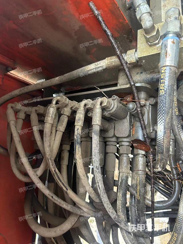 回转马达和主控阀（整机外观）