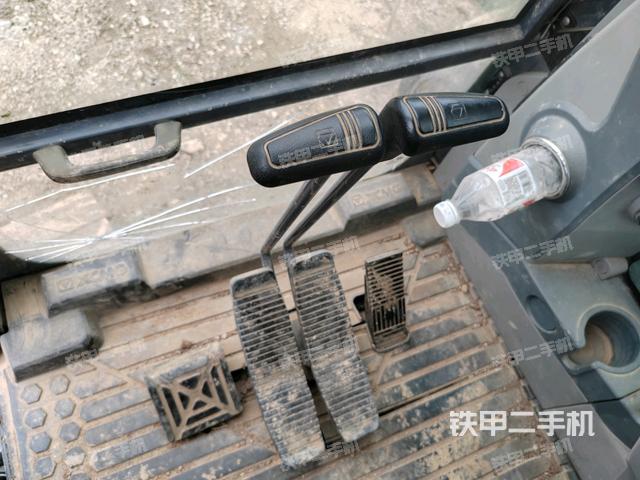 行走控制手柄和踏板 俯拍（驾驶室部分）