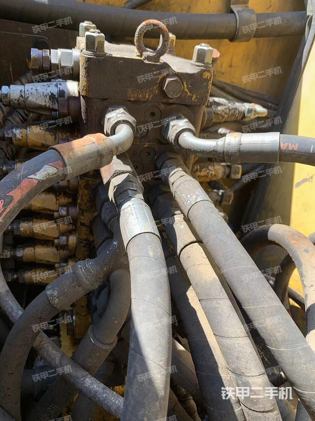 回转马达和主控阀（整机外观）