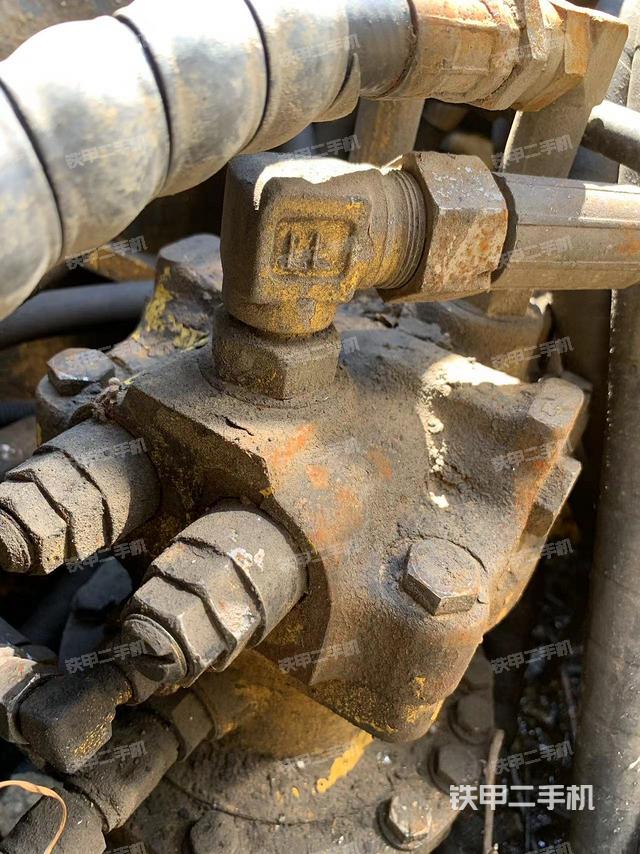 液压泵舱室正面整体（整机外观）