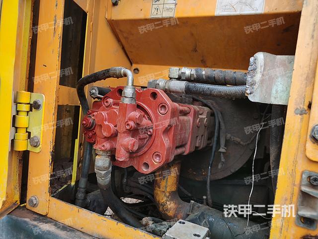 液压泵舱室正面整体（整机外观）