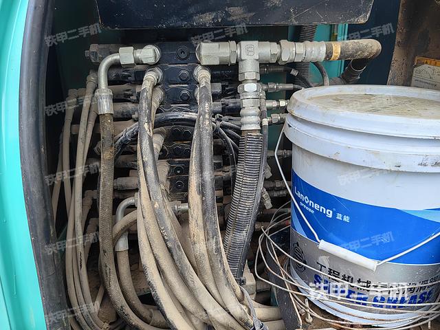 回转马达和主控阀（整机外观）