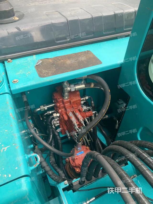 回转马达和主控阀（整机外观）