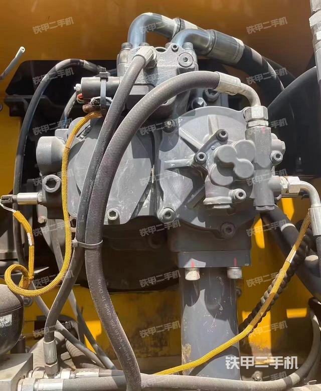 液压泵舱室正面整体（整机外观）