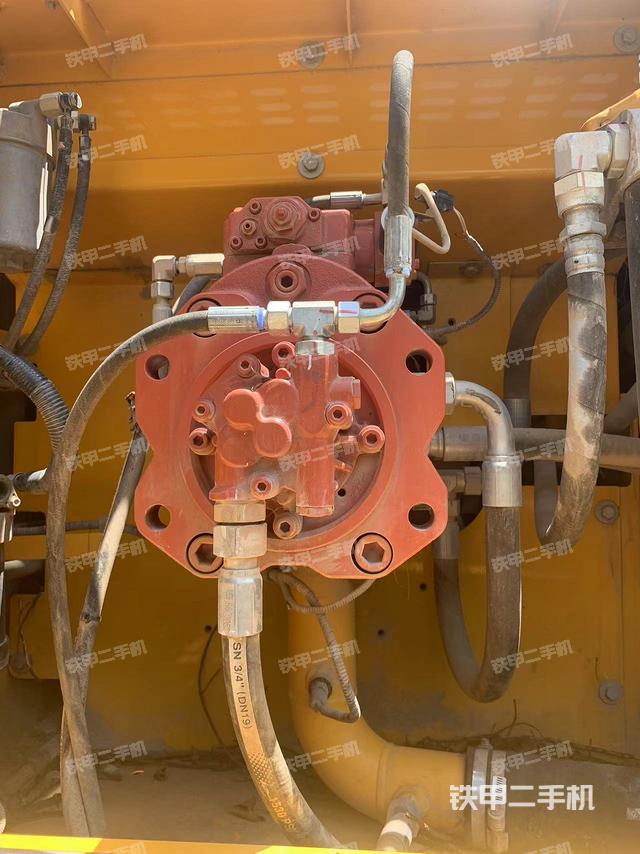 液压泵舱室正面整体（整机外观）