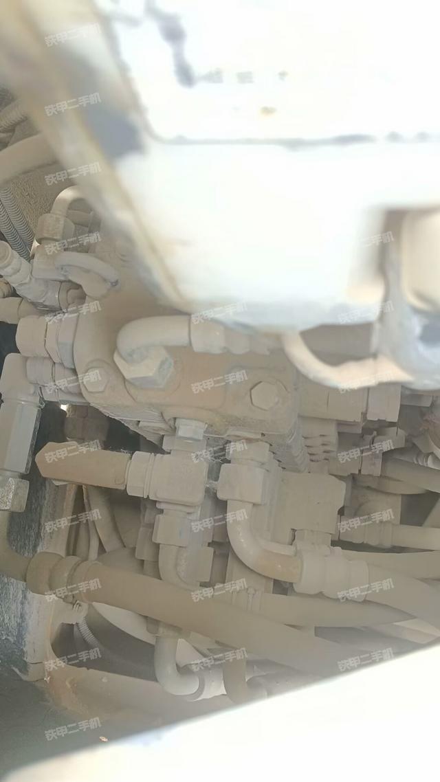 回转马达和主控阀（整机外观）