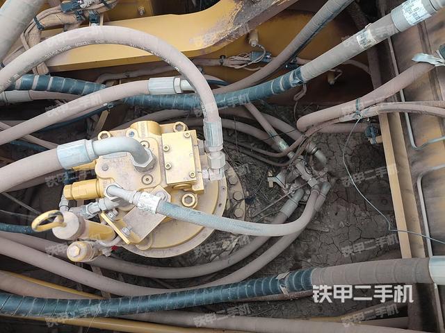 回转马达和主控阀（整机外观）