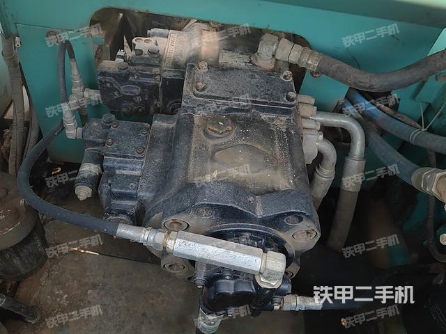 液压泵舱室正面整体（整机外观）