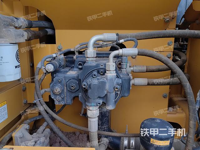 液压泵舱室正面整体（整机外观）