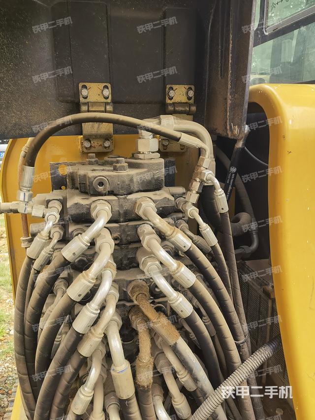 回转马达和主控阀（整机外观）