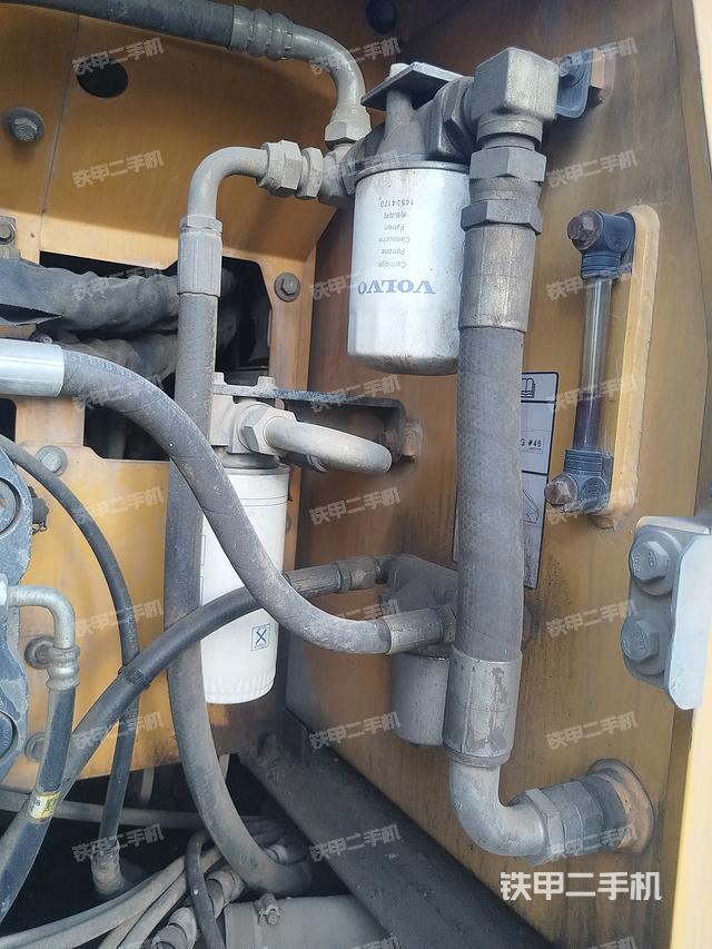 液压泵舱室正面整体（整机外观）