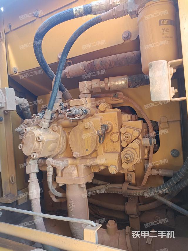 液压泵舱室正面整体（整机外观）