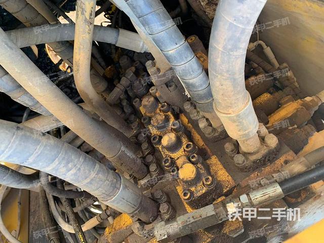 回转马达和主控阀（整机外观）