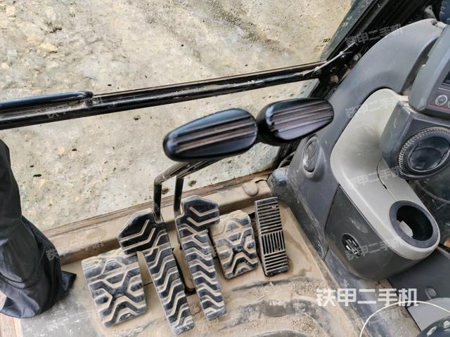 行走控制手柄和踏板 俯拍（驾驶室部分）