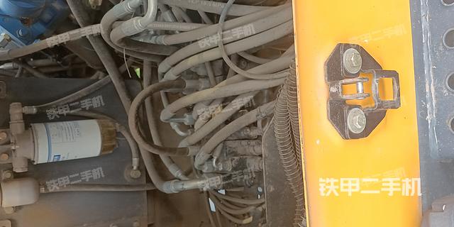 液压泵舱室正面整体（整机外观）