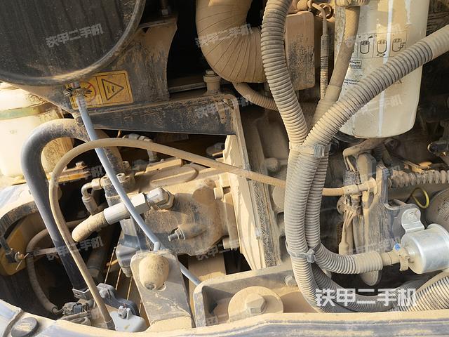 液压泵舱室正面整体（整机外观）