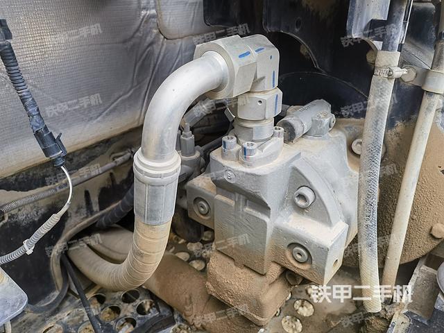 液压泵舱室正面整体（整机外观）