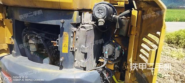 液压泵舱室正面整体（整机外观）