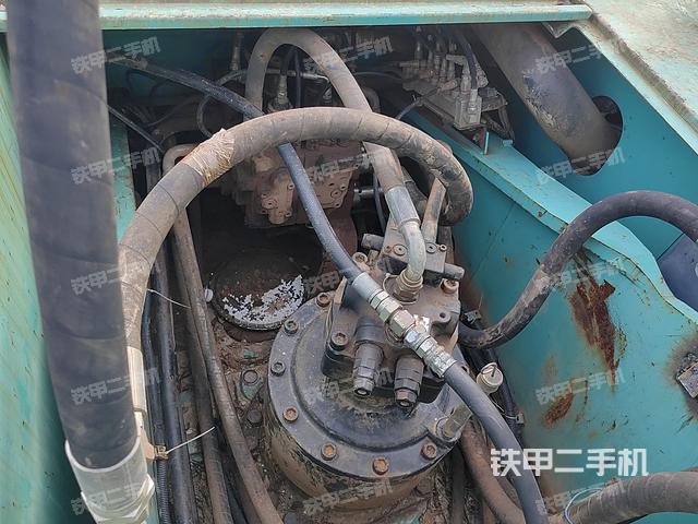 回转马达和主控阀（整机外观）