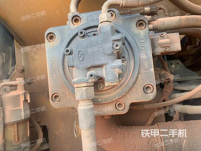 液压泵舱室正面整体（整机外观）