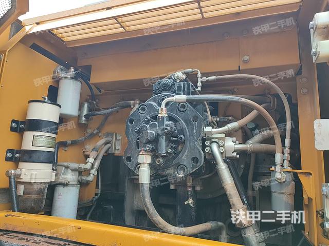 液压泵舱室正面整体（整机外观）